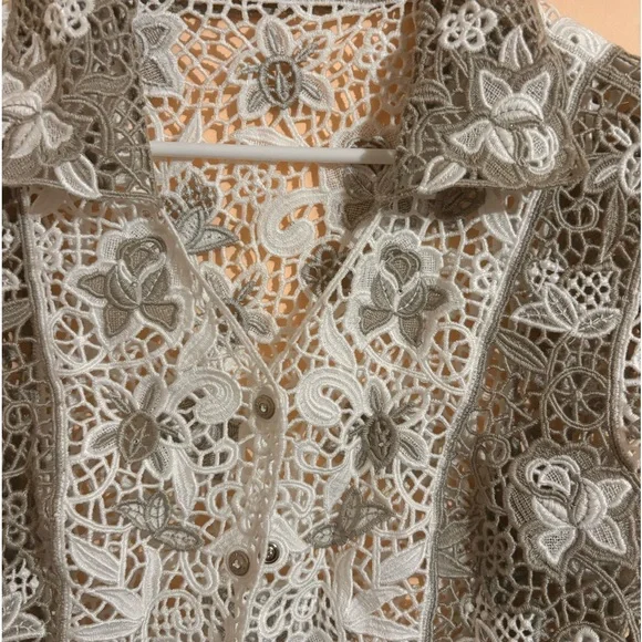 VINTAGE BUTTON-DOWN 🤍🥹 - Picture 3 of 4